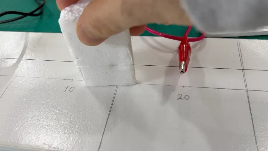 a-clean-cut-at-7v-and-20cm-of-wire