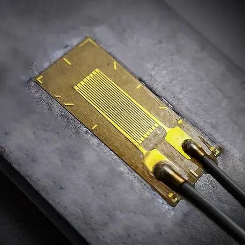 Strain gauge implanted in a metal bar