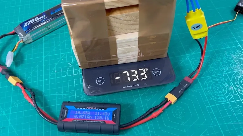 wattmeter-measuring-current-while-thrust-is-at-733-grams