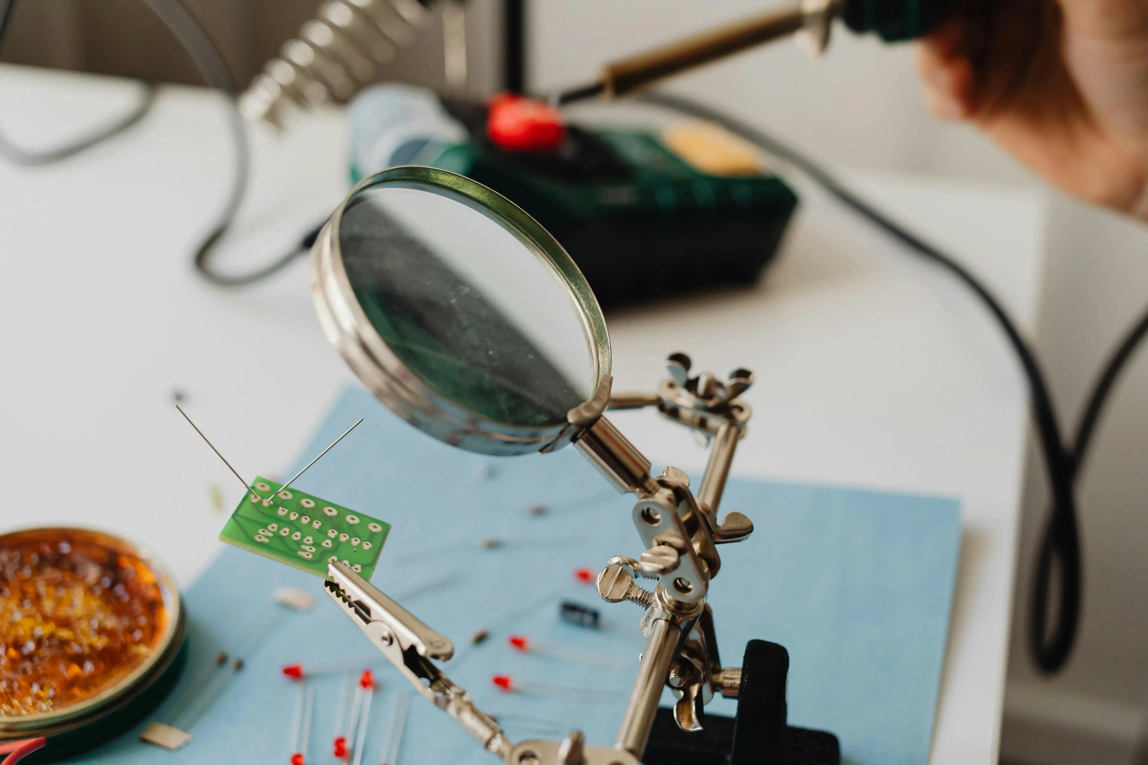Soldering magnifier glass and electronics